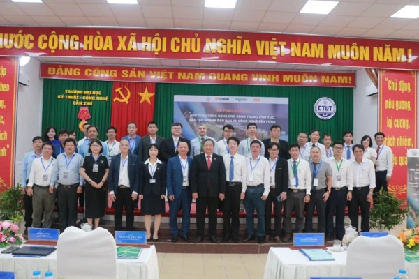 Chụp ảnh lưu niệm với Trường Đại học Kỹ thuật – Công nghệ Cần Thơ